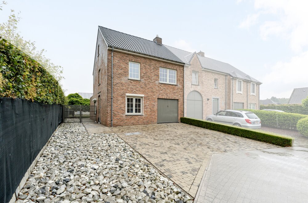 instapklare-halfopen-bebouwing-met-vier-slaapkamers-001.jpg