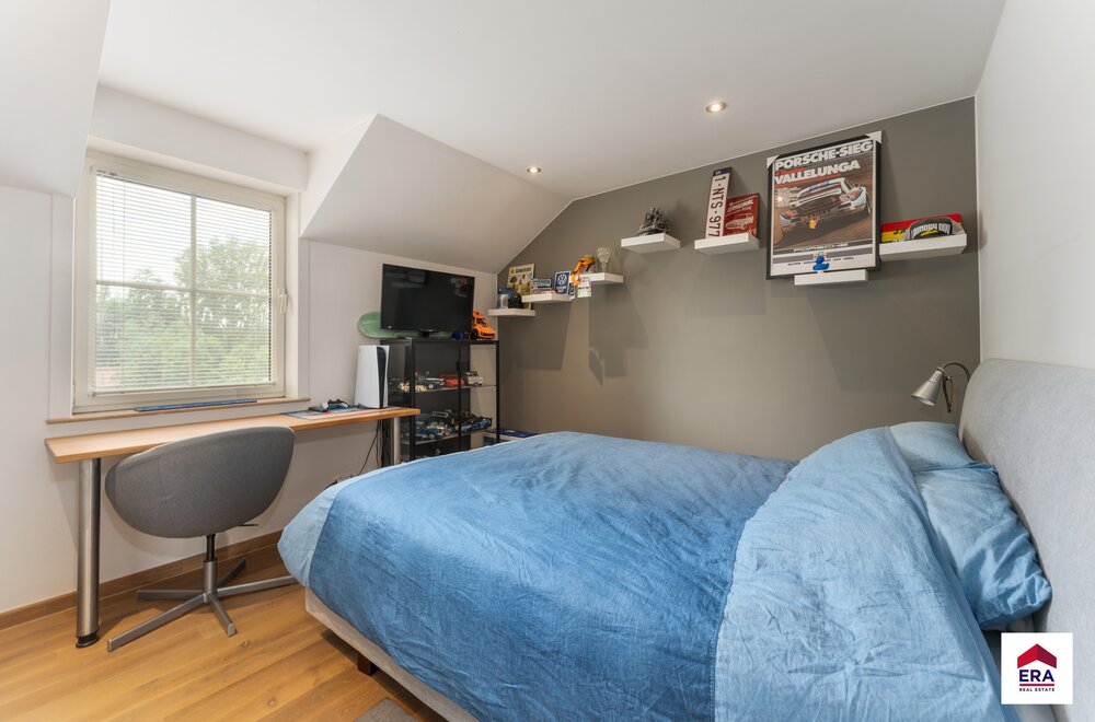 een-pareltje-topwoning-met-handelsruimte-in-aarsele-011.jpg