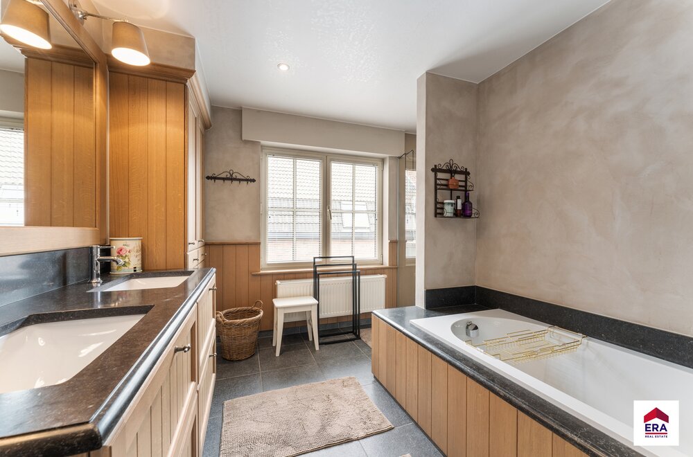 een-pareltje-topwoning-met-handelsruimte-in-aarsele-013.jpg