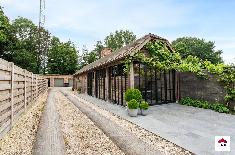 een-pareltje-topwoning-met-handelsruimte-in-aarsele-015.jpg