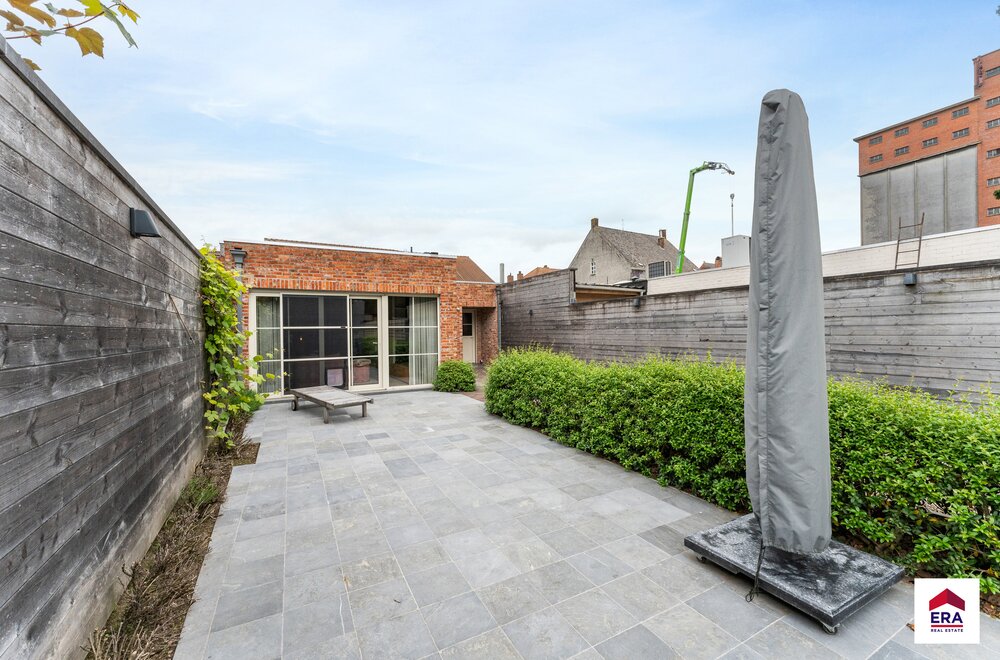 een-pareltje-topwoning-met-handelsruimte-in-aarsele-016.jpg