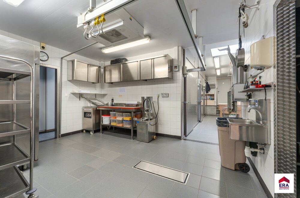 een-pareltje-topwoning-met-handelsruimte-in-aarsele-024.jpg