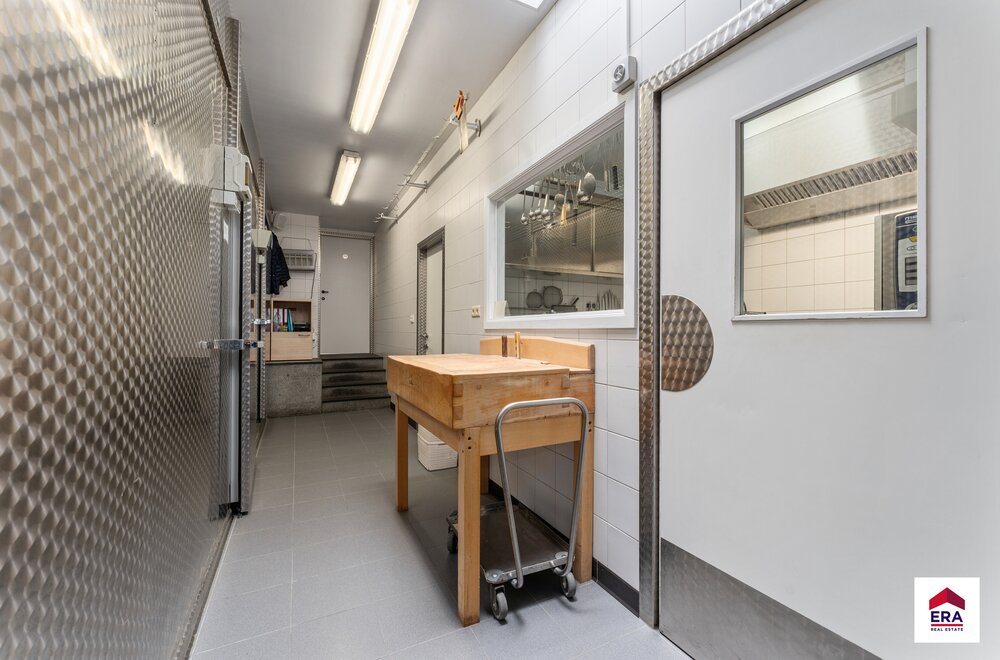 een-pareltje-topwoning-met-handelsruimte-in-aarsele-026.jpg