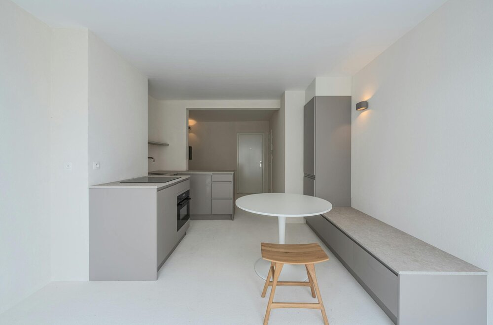 prachtig-gerenoveerde-studio-met-slaaphoek-en-zijdelings-zeezicht-003.jpg