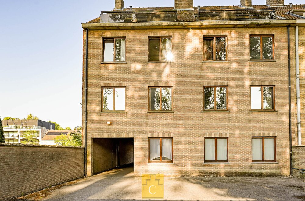 appartementsgebouw-met-8-wooneenheden-en-4-garageboxen-te-koop-toplocatie-langs-het-historische-kanaal-gent-brugge004.jpg