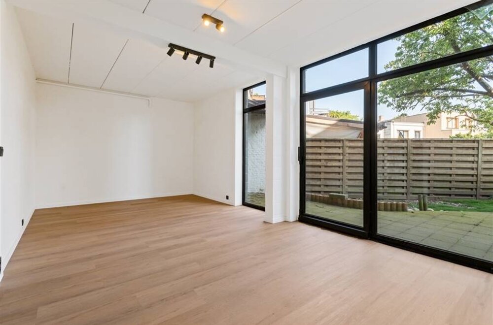 unieke-loft-met-mogelijkheid-tot-extra-kantoorruimte-te-koop-in-berchem-011.jpg