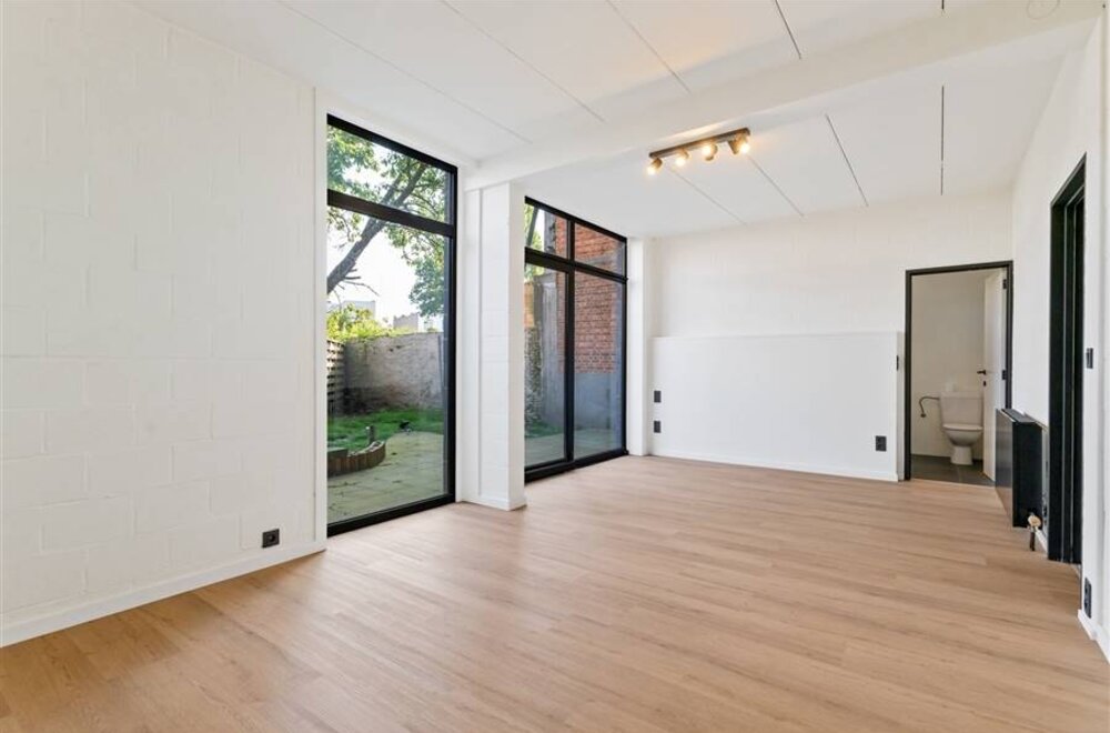 unieke-loft-met-mogelijkheid-tot-extra-kantoorruimte-te-koop-in-berchem-012.jpg