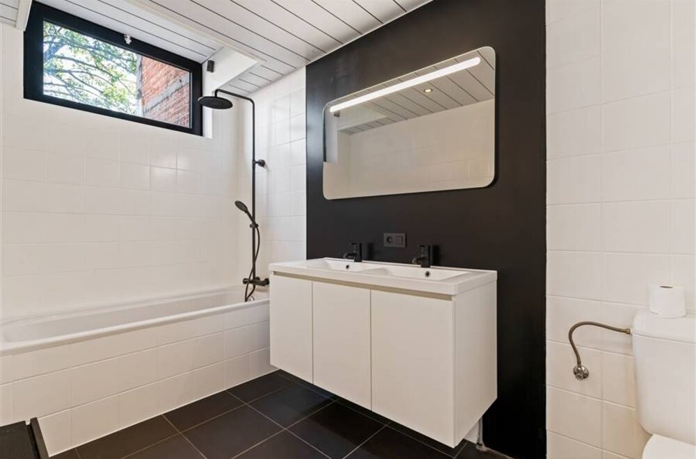 unieke-loft-met-mogelijkheid-tot-extra-kantoorruimte-te-koop-in-berchem-013.jpg