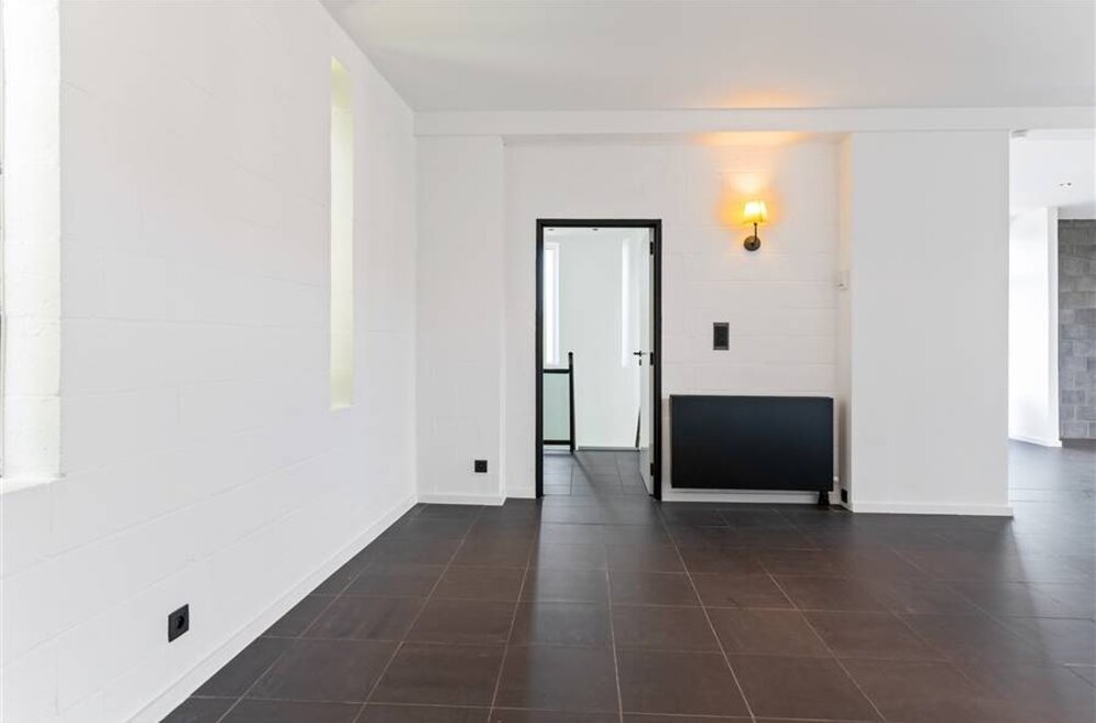 unieke-loft-met-mogelijkheid-tot-extra-kantoorruimte-te-koop-in-berchem-019.jpg