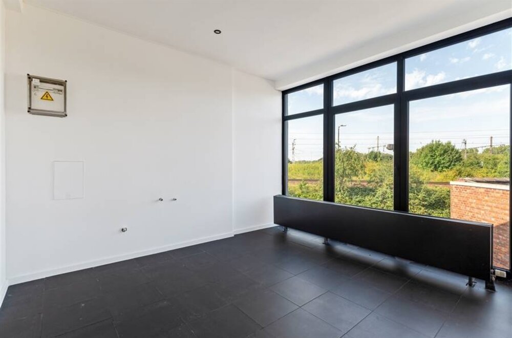 unieke-loft-met-mogelijkheid-tot-extra-kantoorruimte-te-koop-in-berchem-022.jpg
