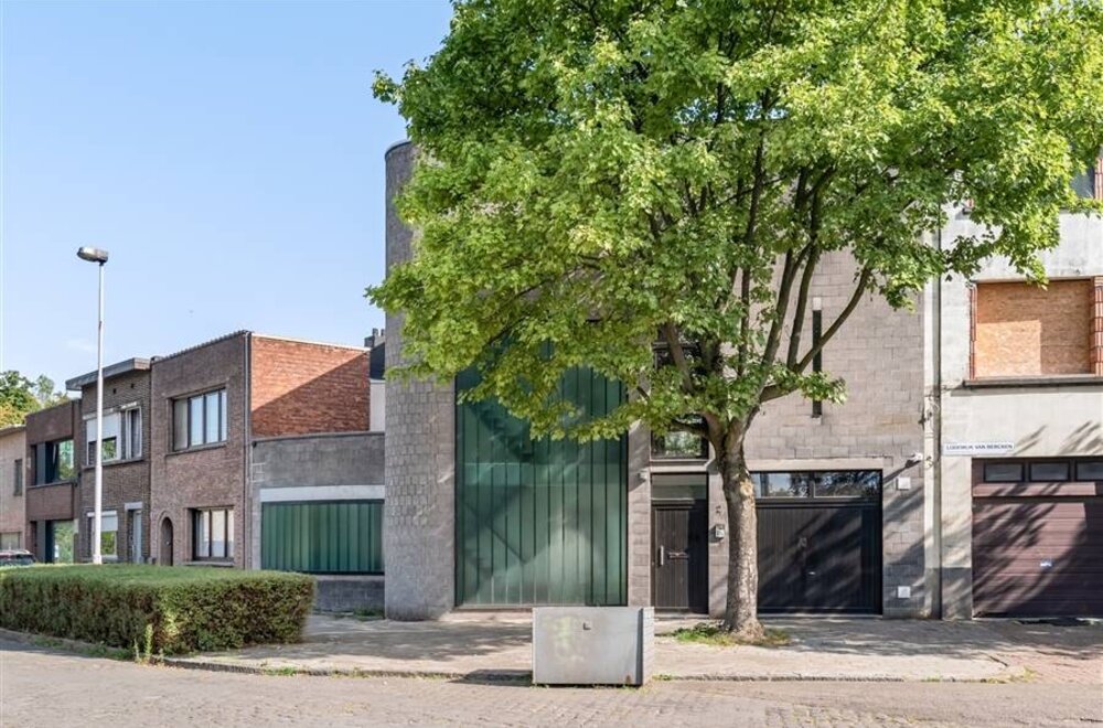unieke-loft-met-mogelijkheid-tot-extra-kantoorruimte-te-koop-in-berchem-029.jpg