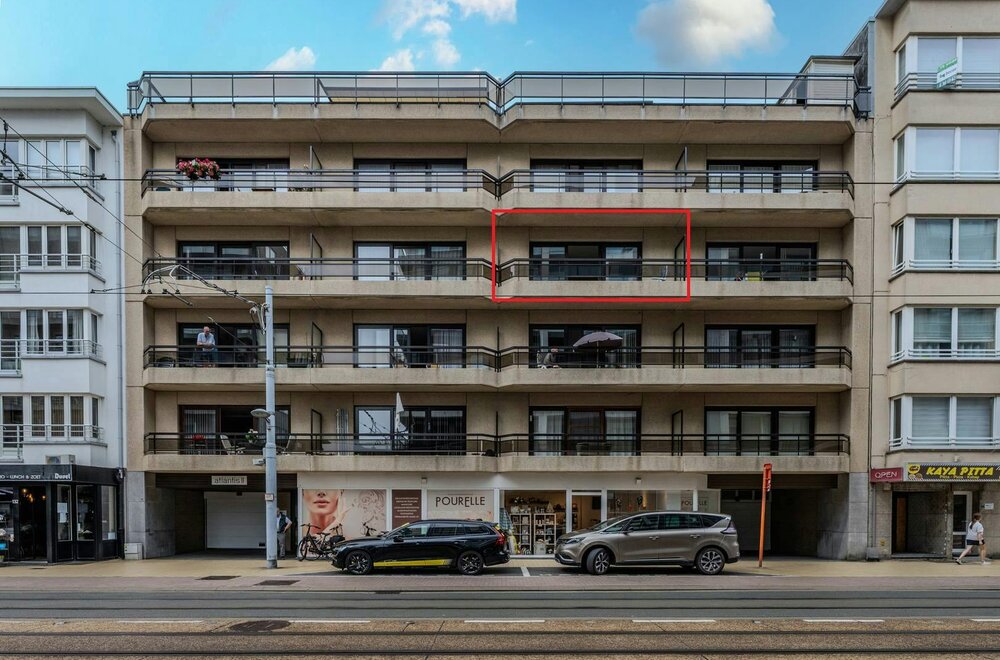 ruim-twee-slaapkamer-appartement-met-terras-gelegen-op-topligging-in-middelkerke-003.jpg
