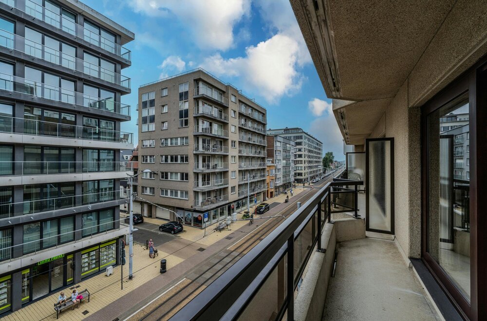 ruim-twee-slaapkamer-appartement-met-terras-gelegen-op-topligging-in-middelkerke-005.jpg