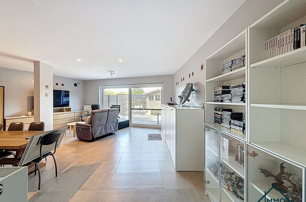 gelijkvloers-appartement-met-terras-tuin-en-4-staanplaatsen-in-centrum-zedelgem003.jpg