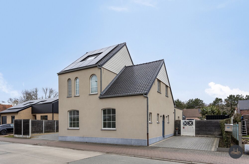 gemoderniseerde-ruime-woning-met-enorme-garage-opslagplaats001.jpg
