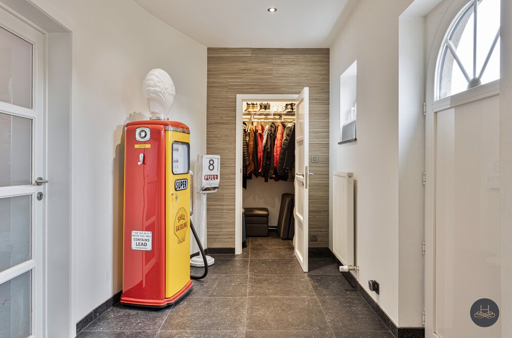 gemoderniseerde-ruime-woning-met-enorme-garage-opslagplaats003.jpg