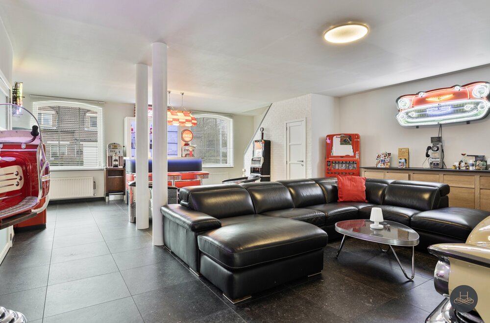 gemoderniseerde-ruime-woning-met-enorme-garage-opslagplaats005.jpg