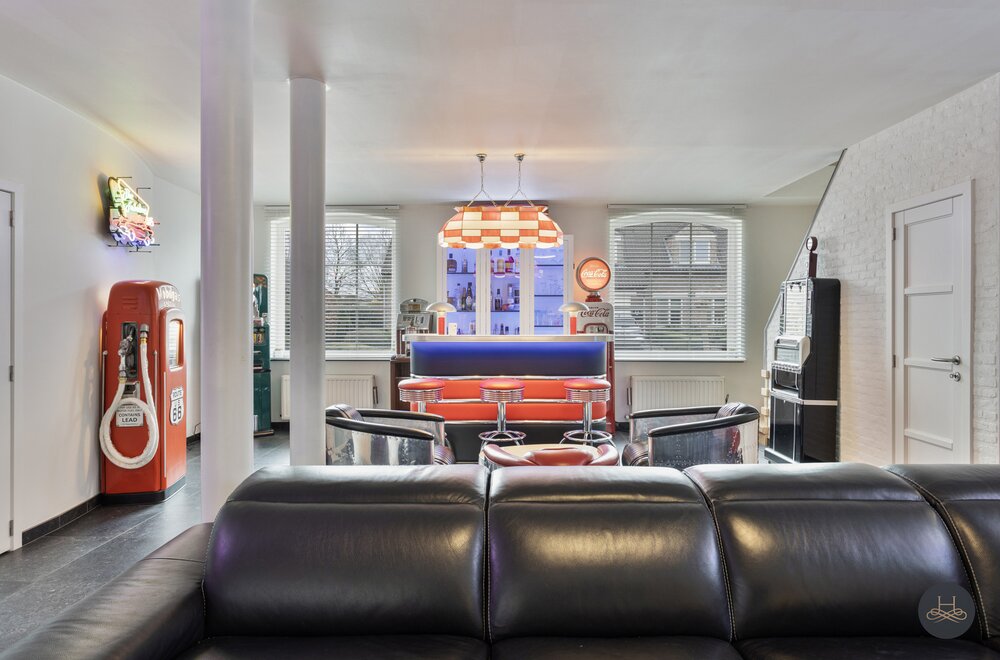 gemoderniseerde-ruime-woning-met-enorme-garage-opslagplaats006.jpg