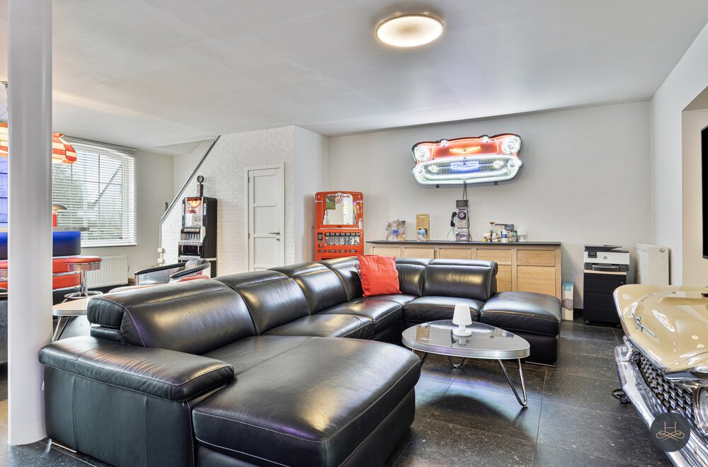 gemoderniseerde-ruime-woning-met-enorme-garage-opslagplaats007.jpg