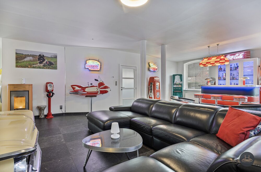 gemoderniseerde-ruime-woning-met-enorme-garage-opslagplaats008.jpg