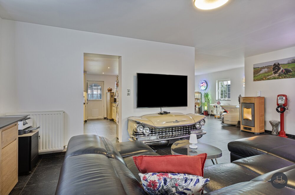 gemoderniseerde-ruime-woning-met-enorme-garage-opslagplaats009.jpg