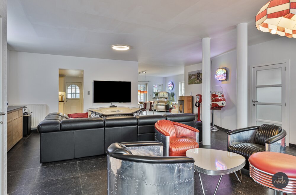 gemoderniseerde-ruime-woning-met-enorme-garage-opslagplaats010.jpg