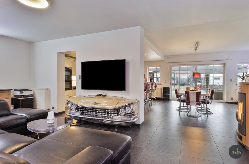 gemoderniseerde-ruime-woning-met-enorme-garage-opslagplaats012.jpg