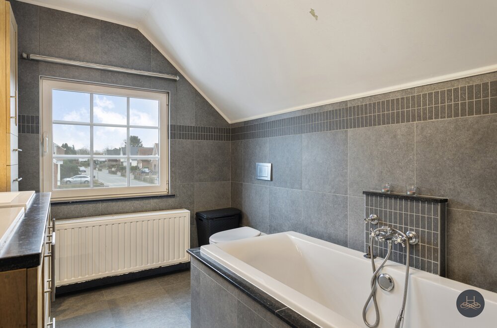 gemoderniseerde-ruime-woning-met-enorme-garage-opslagplaats026.jpg