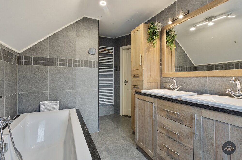 gemoderniseerde-ruime-woning-met-enorme-garage-opslagplaats028.jpg