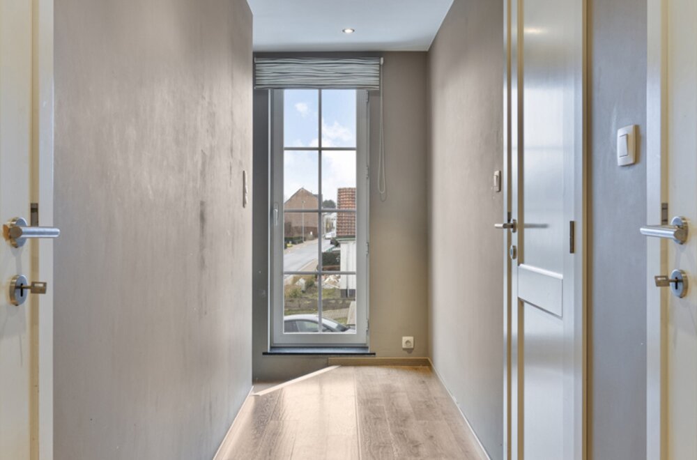 gemoderniseerde-ruime-woning-met-enorme-garage-opslagplaats030.jpg