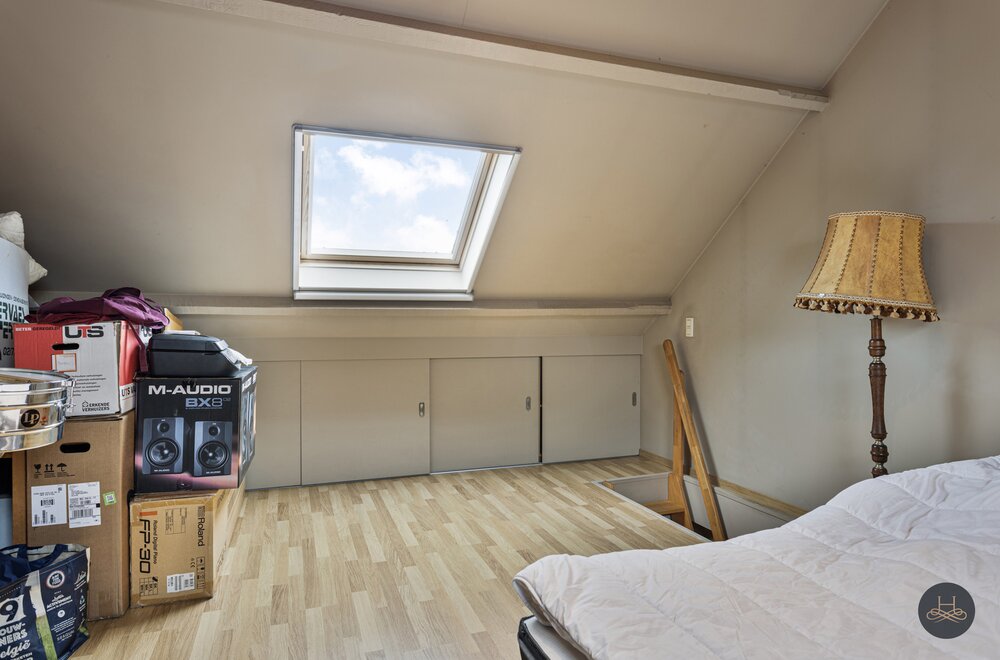 gemoderniseerde-ruime-woning-met-enorme-garage-opslagplaats033.jpg