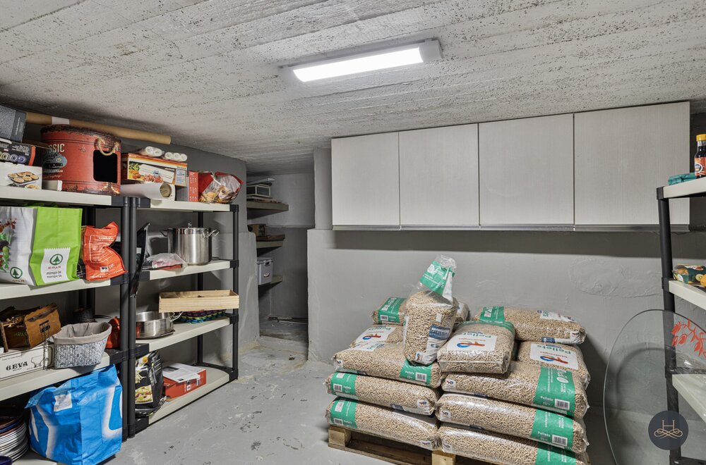 gemoderniseerde-ruime-woning-met-enorme-garage-opslagplaats035.jpg