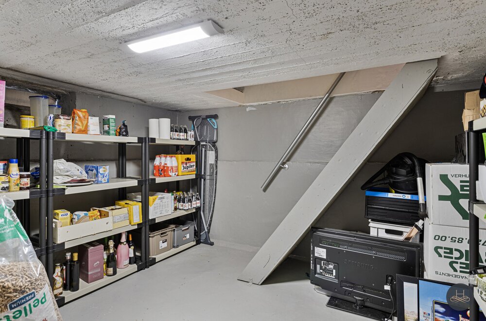 gemoderniseerde-ruime-woning-met-enorme-garage-opslagplaats036.jpg