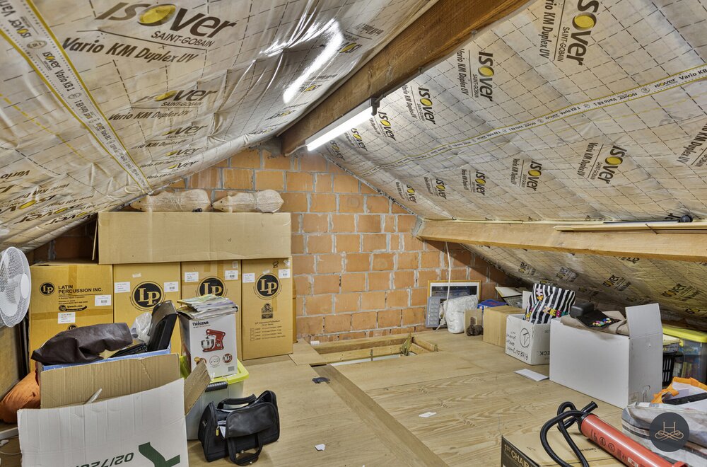 gemoderniseerde-ruime-woning-met-enorme-garage-opslagplaats038.jpg