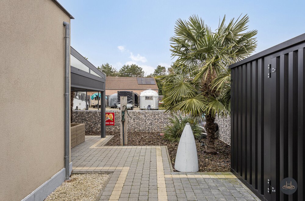 gemoderniseerde-ruime-woning-met-enorme-garage-opslagplaats042.jpg