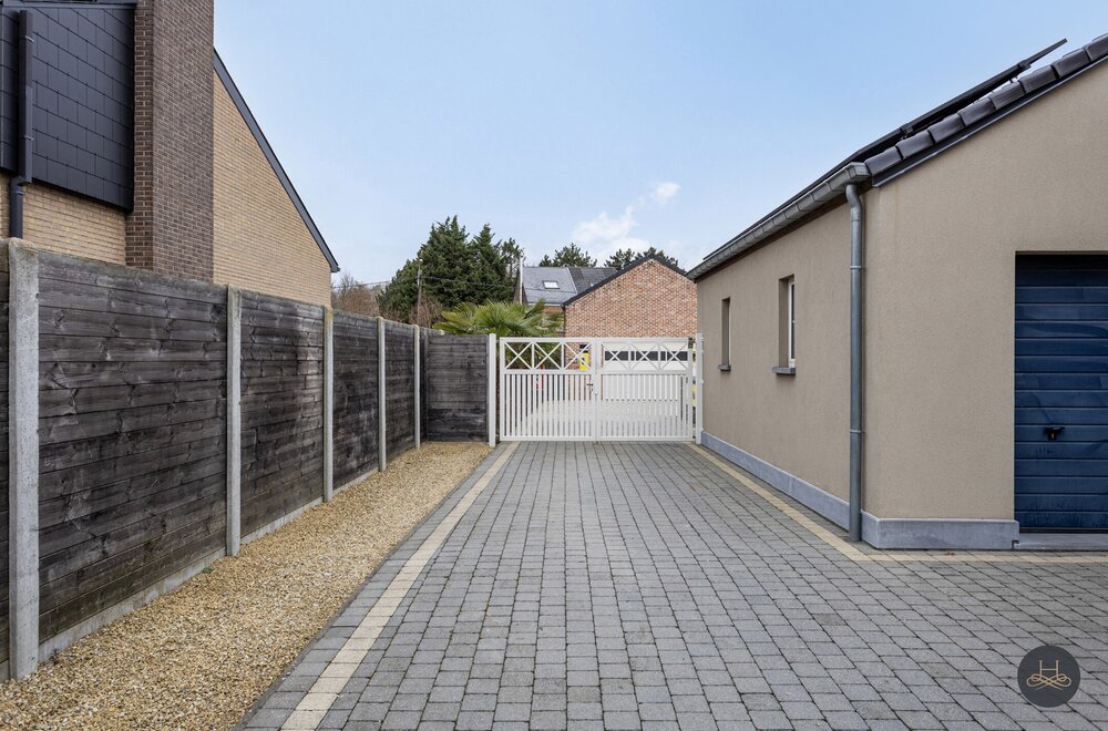 gemoderniseerde-ruime-woning-met-enorme-garage-opslagplaats049.jpg