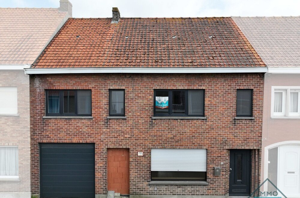 gezinswoning-met-tuin-en-garage-in-hartje-eernegem001.jpg