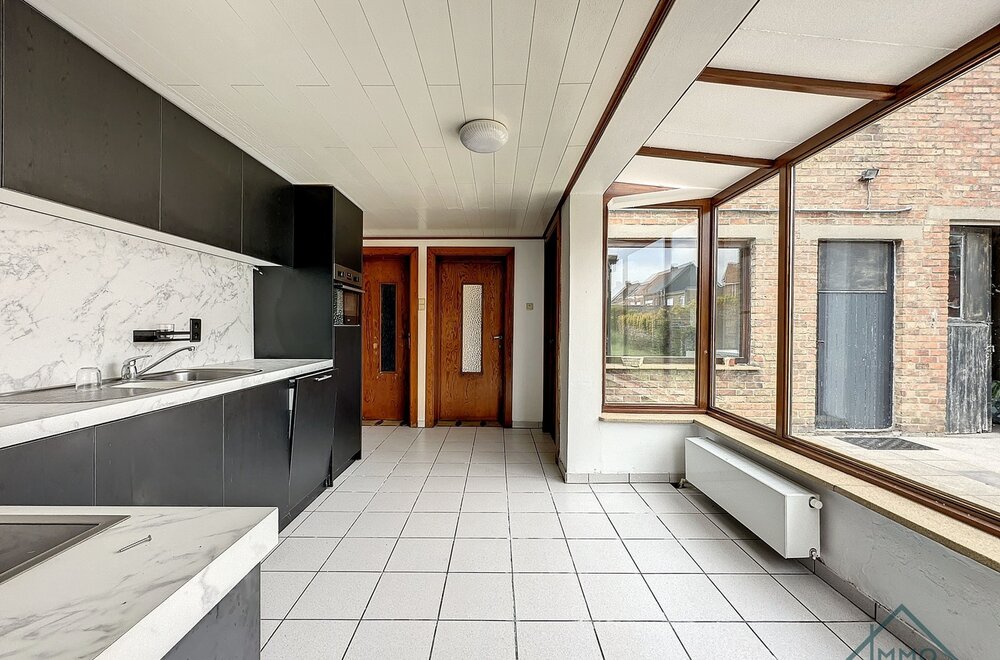 gezinswoning-met-tuin-en-garage-in-hartje-eernegem006.jpg