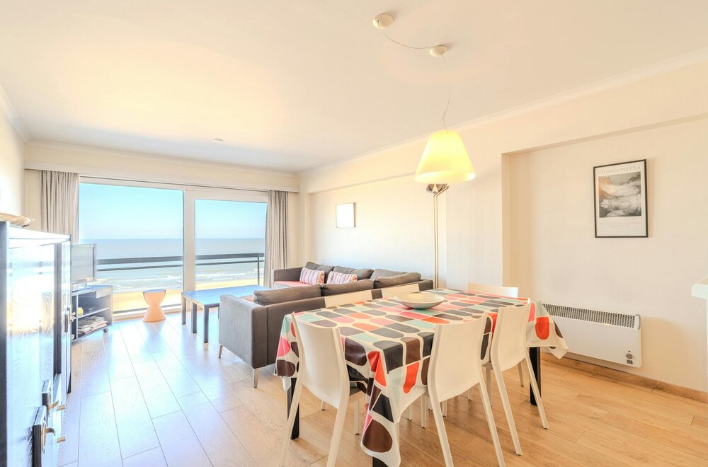 twee-slaapkamer-appartement-te-koop-met-frontaal-zeezicht-002.jpg
