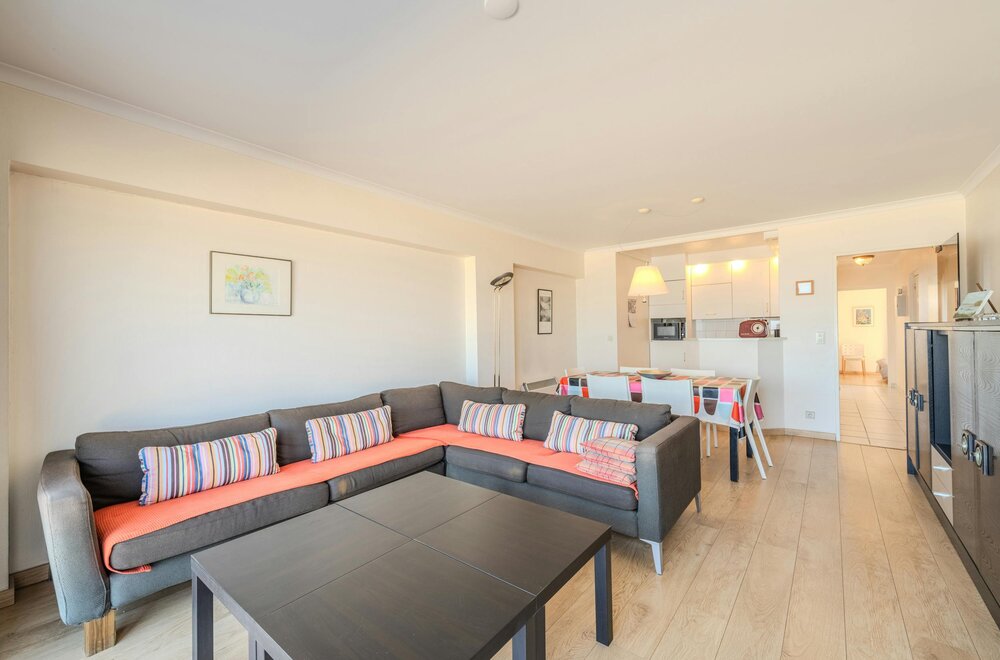 twee-slaapkamer-appartement-te-koop-met-frontaal-zeezicht-003.jpg