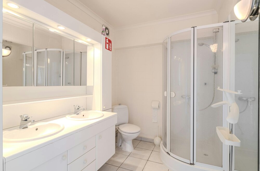 twee-slaapkamer-appartement-te-koop-met-frontaal-zeezicht-005.jpg