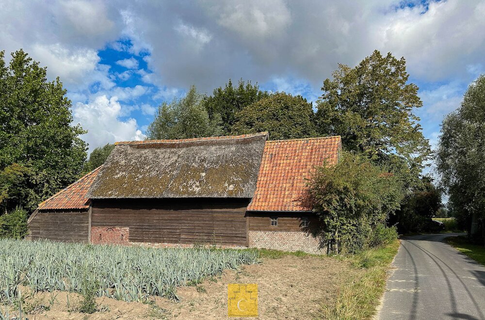 sfeervol-landhuis-met-schuur-garage-zwemvijver-en-poolhouse-3-paardenstallen-akkerland-en-weiland-idyllische-locatie-te-torhout-sint-henricus-2-55-ha004.jpg