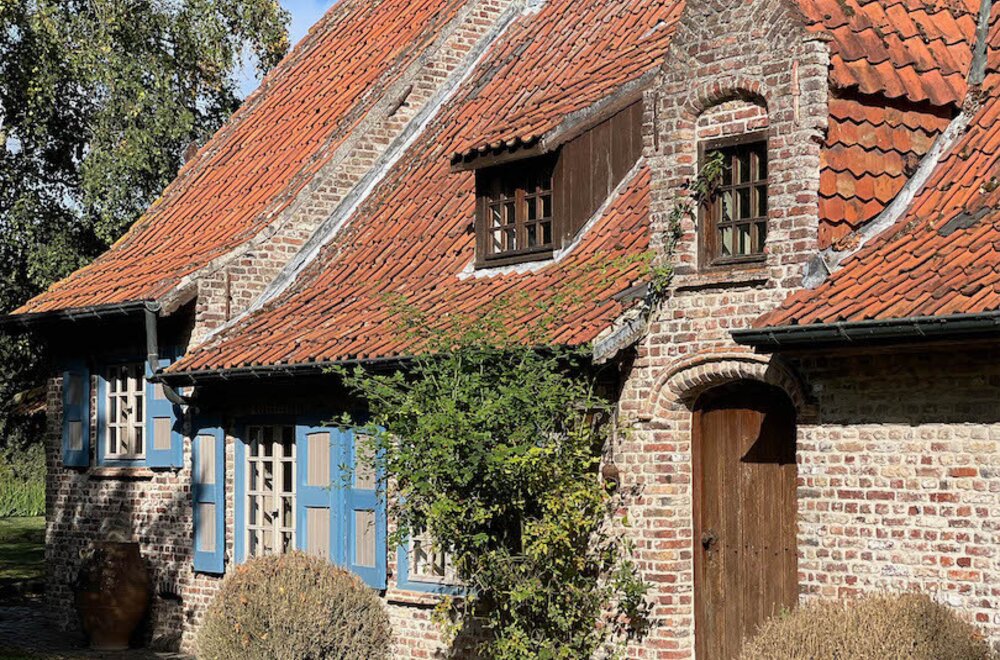 sfeervol-landhuis-met-schuur-garage-zwemvijver-en-poolhouse-3-paardenstallen-akkerland-en-weiland-idyllische-locatie-te-torhout-sint-henricus-2-55-ha005.jpg