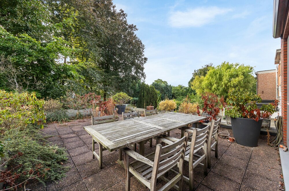 riante-seventies-dokterswoning-met-terras-en-tuin-op-gegeerde-locatie008.jpg