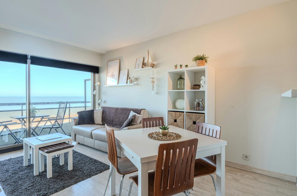 lichtrijke-studio-met-terras-en-fenomenaal-frontaal-zeezicht-te-koop-007.jpg