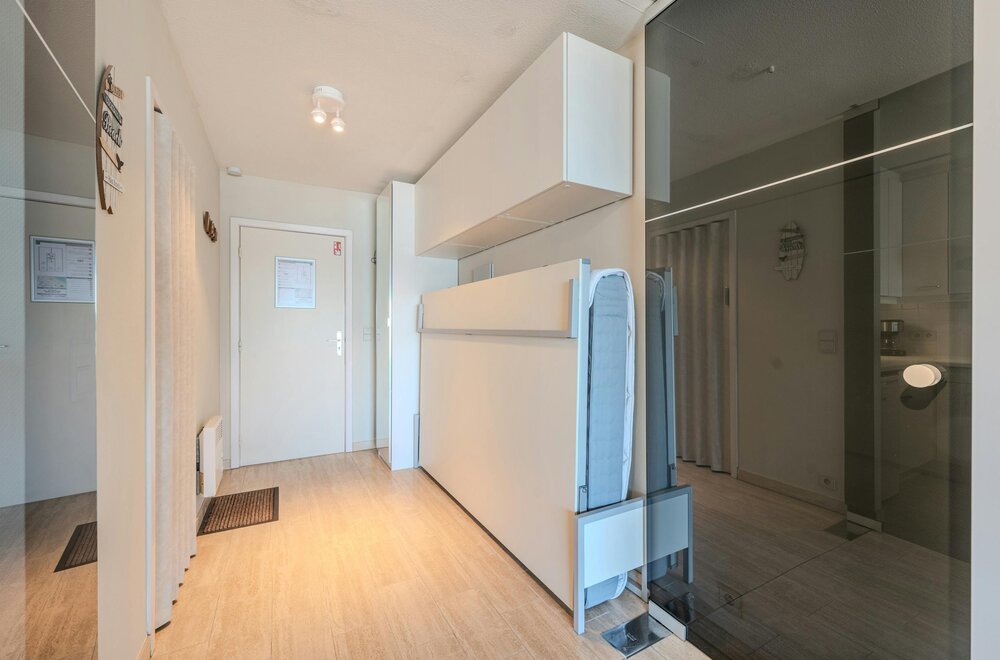 lichtrijke-studio-met-terras-en-fenomenaal-frontaal-zeezicht-te-koop-008.jpg