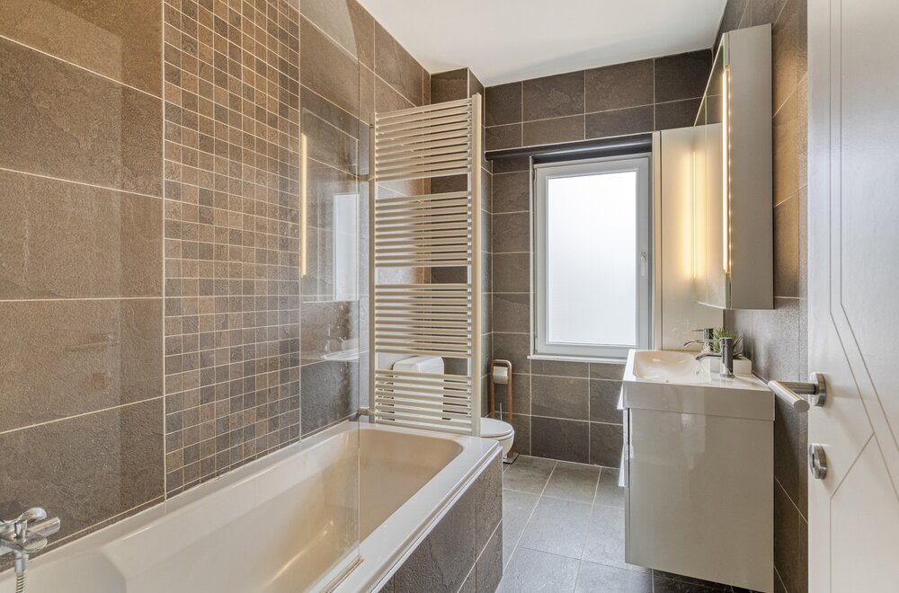 recent-gerenoveerde-halfopen-woning-met-zwembad-in-hofstade015.jpg