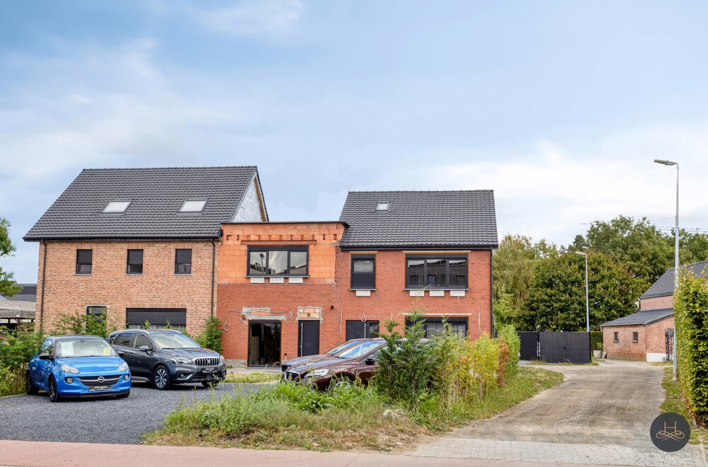riante-woning-met-6-slaapkamers-en-veel-parkeergelegenheid003.jpg