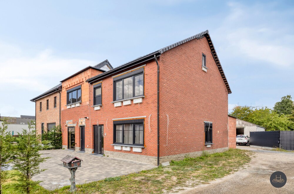 riante-woning-met-6-slaapkamers-en-veel-parkeergelegenheid004.jpg