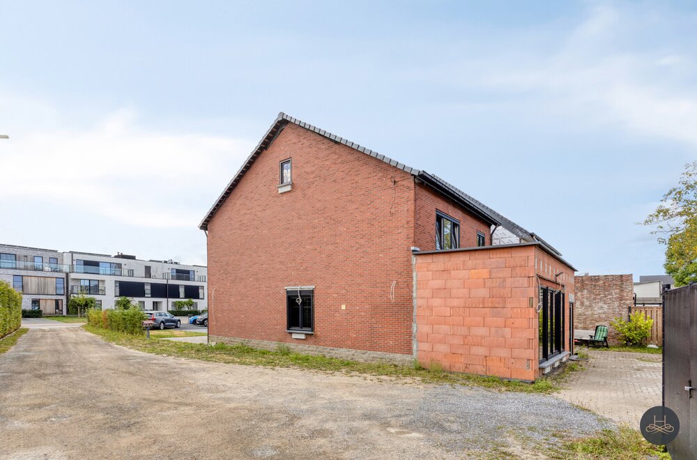 riante-woning-met-6-slaapkamers-en-veel-parkeergelegenheid042.jpg